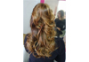 Couleur et balayage miel, brushing et boucles au fer